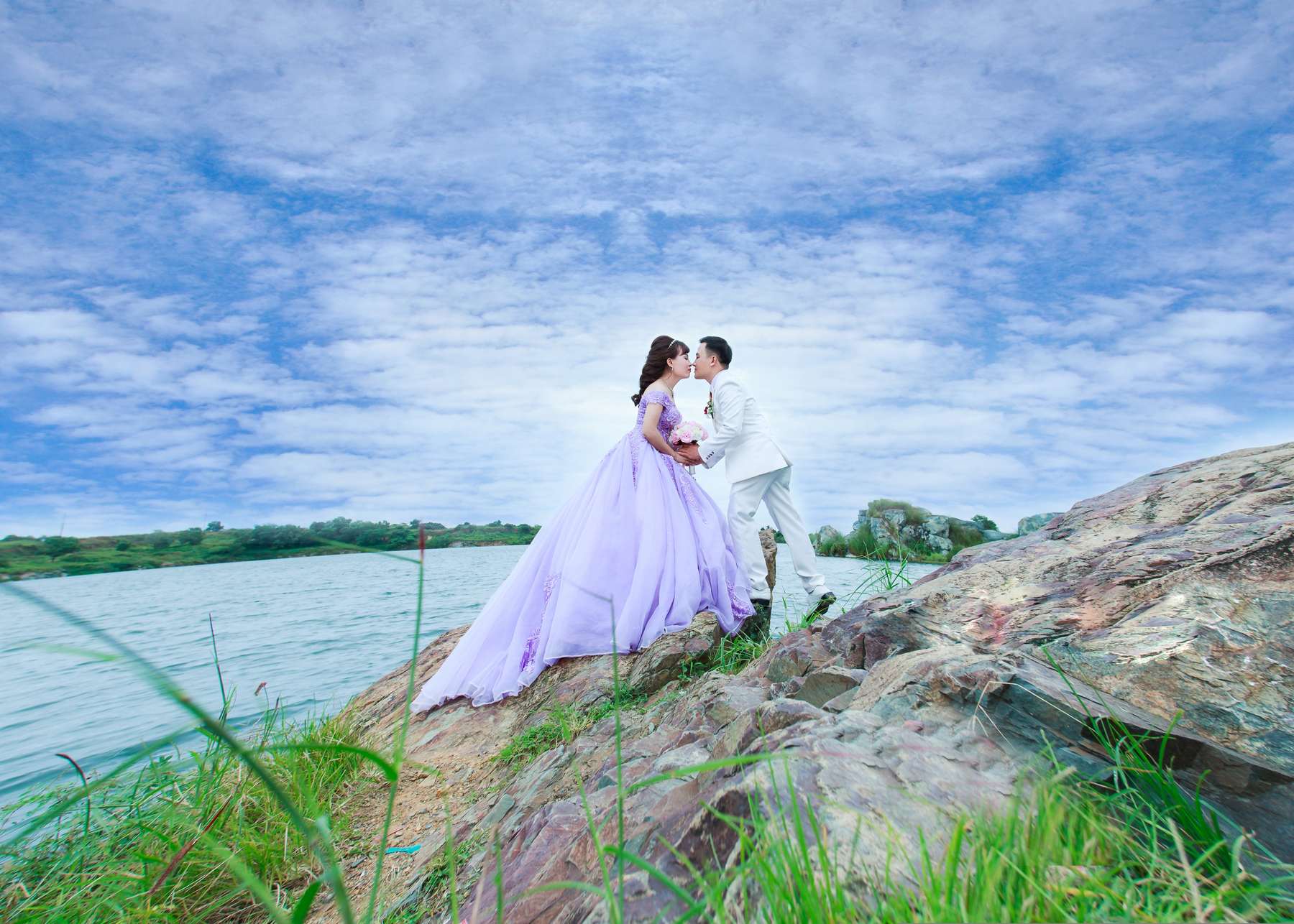 Foto pernikahan landscape di tepi laut