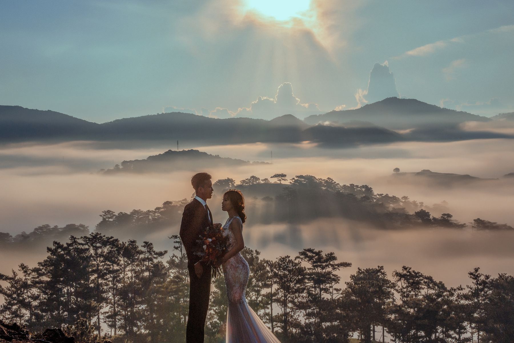 Foto pasangan dengan pemandangan pegunungan